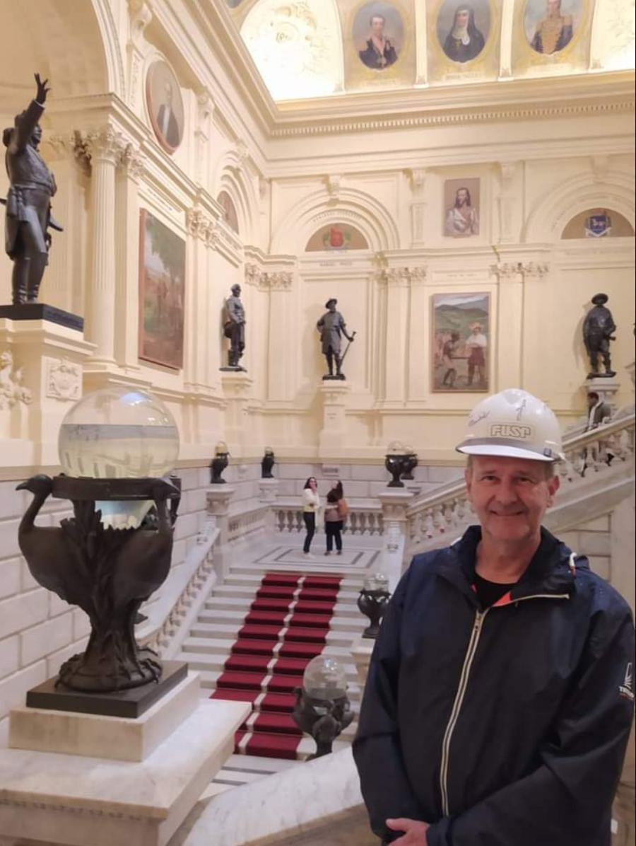 Eng. Frederico Martinelli no saguão do Museu do Ipiranga durante o gerenciamento das obras